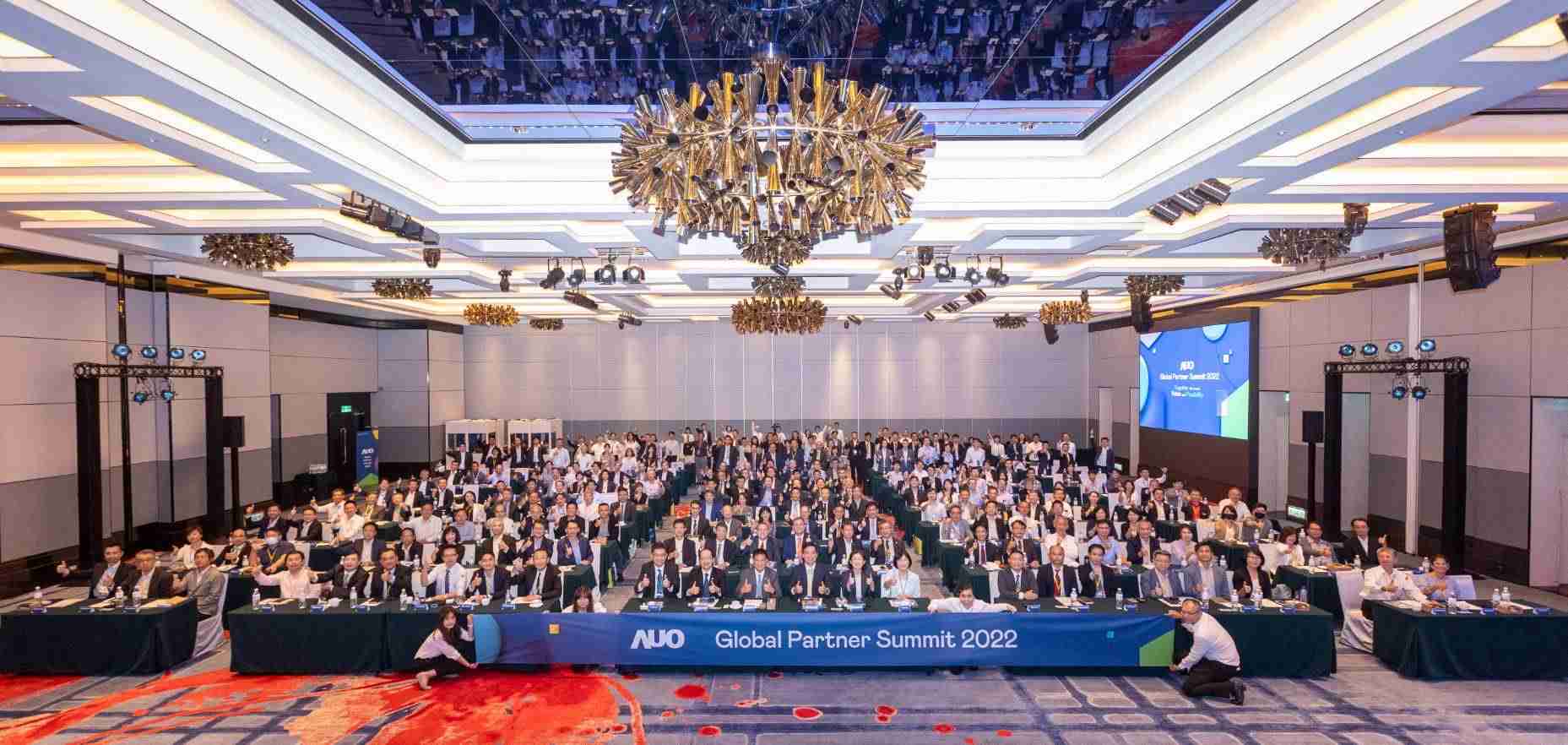 友達推動「安心、、創新、、、用心、、、、同心、、盡心」五星職旅，，為菲籍員工打造全方位照護，，，首度贏得「人權實踐與發展領袖獎」殊榮