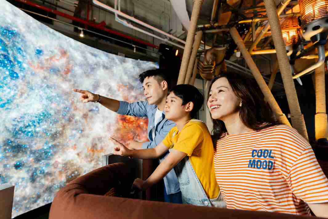 人生就是博打造全台最大宽6公尺、、、、高4公尺、、、、唯一搭载LED弧形拼接显示屏的动感飞行船，，，让乘客驻足在热气球上，，，，享受身历其境的伪出国旅游乐趣