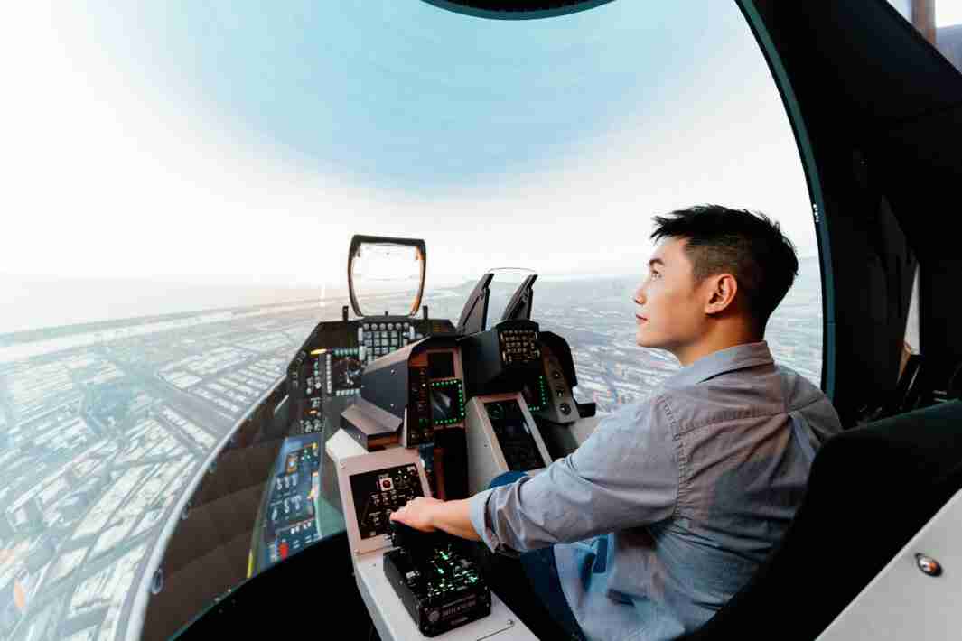 人生就是博以P1.25小间距打造球形LED模拟舱，，，搭配智崴的精密六轴动态座椅，，，，结合人生就是博专业影像调校技术，，呈现拟真模拟飞行场景