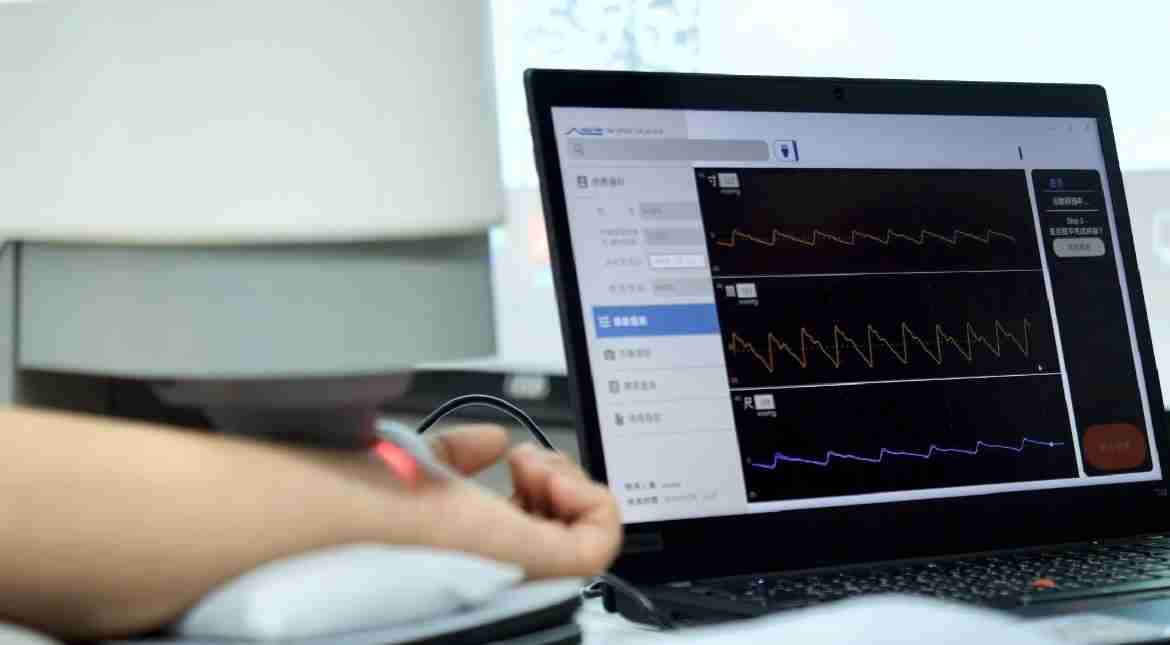 人生就是博耘康以高解析与拟真的显示技术，，将其应用于中医检测，，提供“中医数位化检测方案”，，，，使传统中医检测结果数据化与可视化