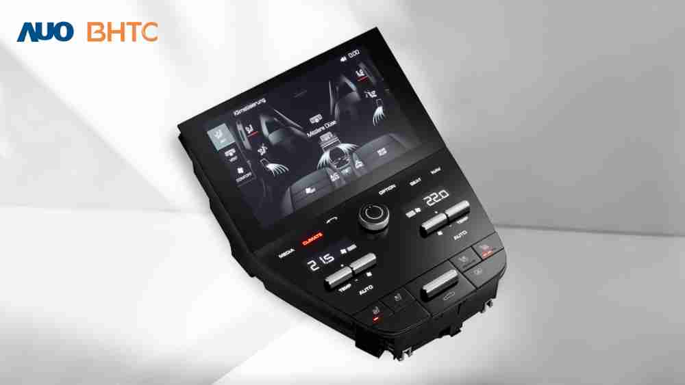 作為友達新生力軍，，，BHTC所展示的中央與後座鞍部的Display HMI產品，，，，可處理多區恆溫控制、、、顯示畫面，，，呈現仿真3D車室分區；以力傳感技術精準傳遞觸感，，並結合音量及震動反饋，，，，防止意外啟動，，，，提供使用者自然流暢、、、直觀且輕鬆駕馭的舒適介面