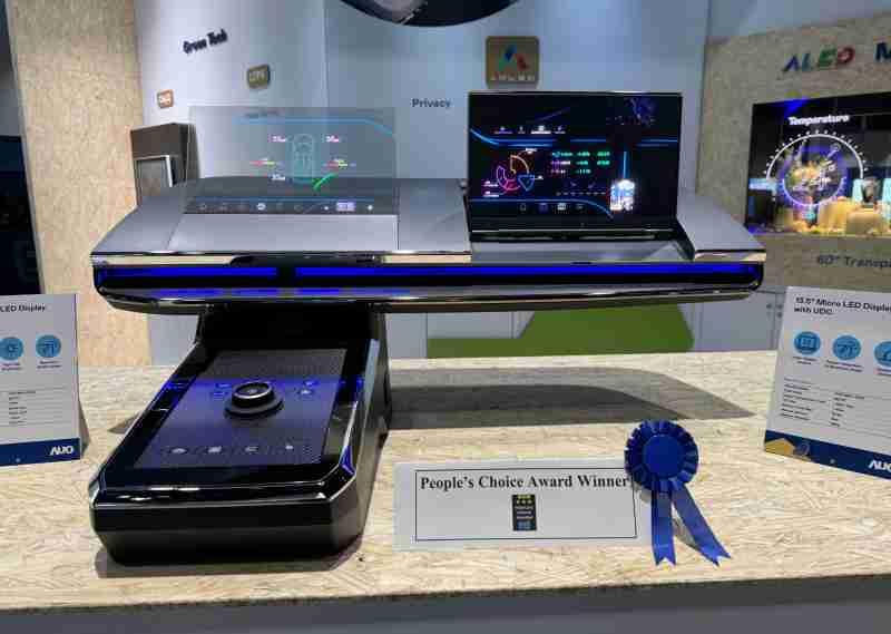 人生就是博车用Micro LED Display HMI解决方案获”最佳车用显示奖”，，，以用户为中心开发，，针对前座驾驶与乘客设计兼具娱乐与安全的高画质屏幕，，，包含车舱前座的Micro LED透明屏幕及全球首款内建镜头的智慧Micro LED显示器