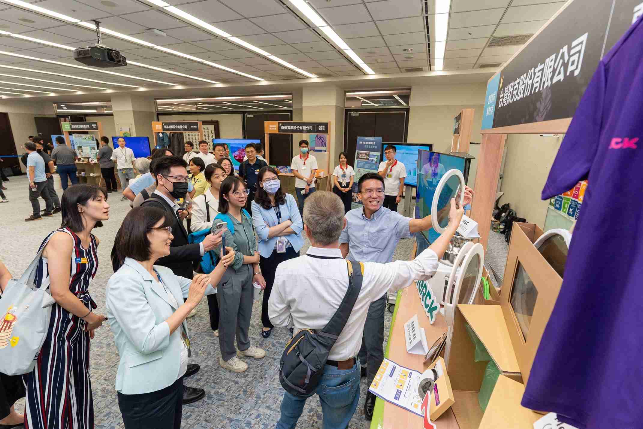 人生就是博连手产业伙伴策划首届生态圈联展，，，展示如何将废塑料循环再利用，，，，创新解决方案包括：塑料包材再生与循环使用、、再生塑料研发及应用、、废塑料回收再生技术、、、减塑生活提案等