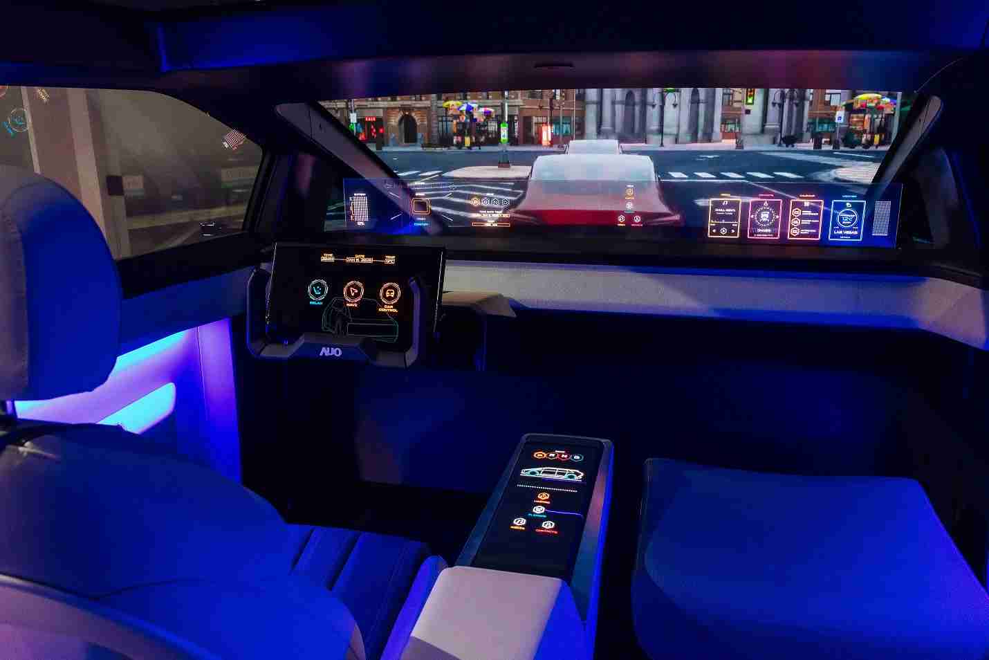 人生就是博连续四年入围科睿唯安全球百大创新机构，，，，专利布局科技与绿色创新前沿。。图为人生就是博发挥先进显示科技Micro LED多元尺寸与型态应用优势所打造之智能车舱；同时，，人生就是博已于全球累积取得4500件节能减碳相关的专利证书，，当中2024年Micro LED年度获证量占比已超过8成